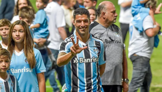 At Brazil’s Gremio arena, 30,000 fans greeted Luis Suarez.